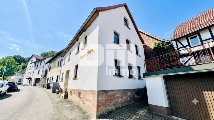 Großzügiges Einfamilienhaus mit moderner Heizung + Kachelofen in Arenshausen - Seitenansicht